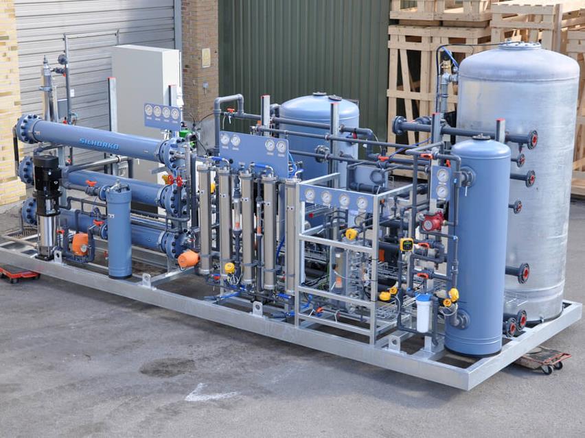 Frame-mounted water treatment plant for turbine water